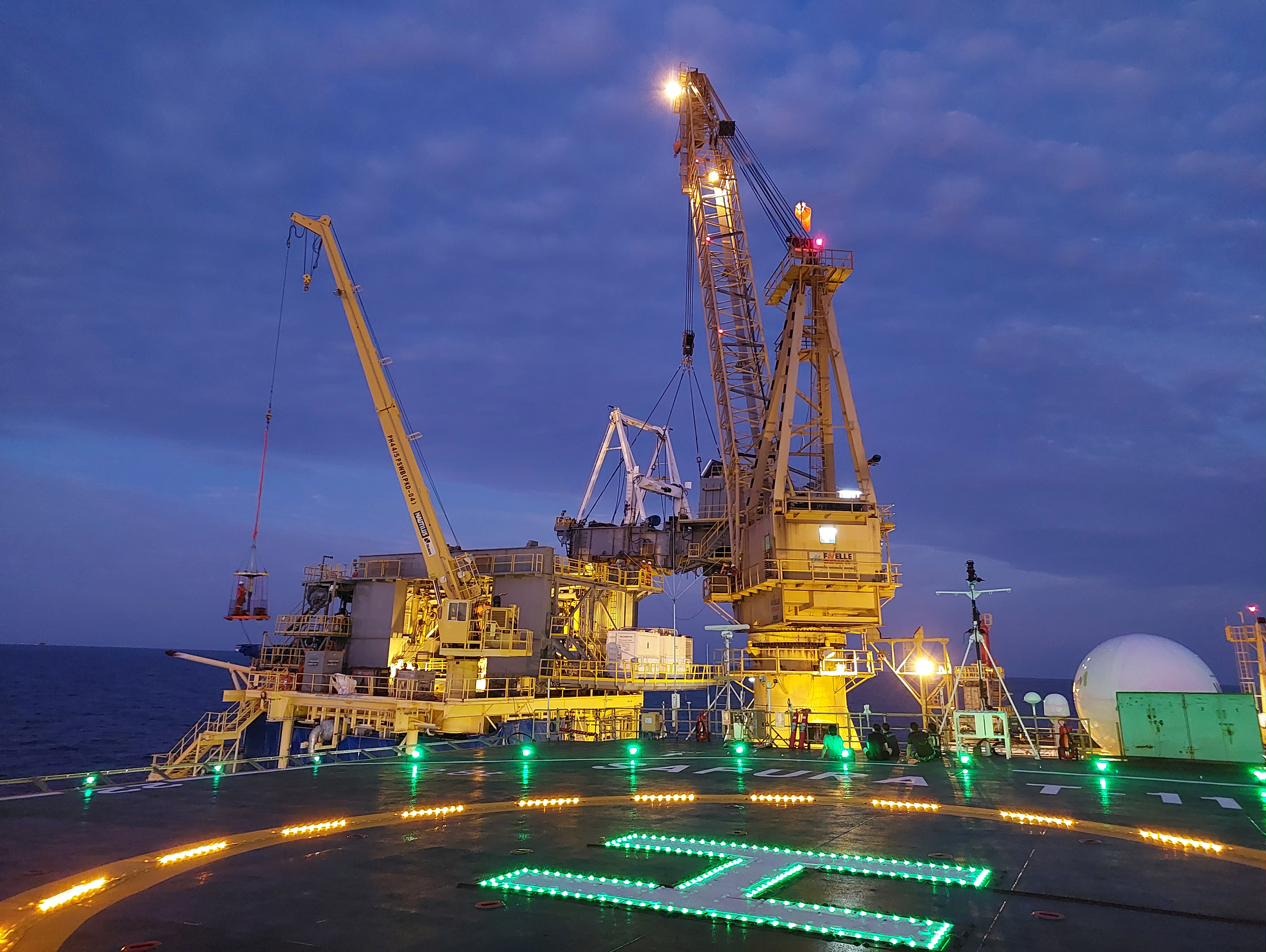 Offshore pedestal cranes on a tender assist drilling barge