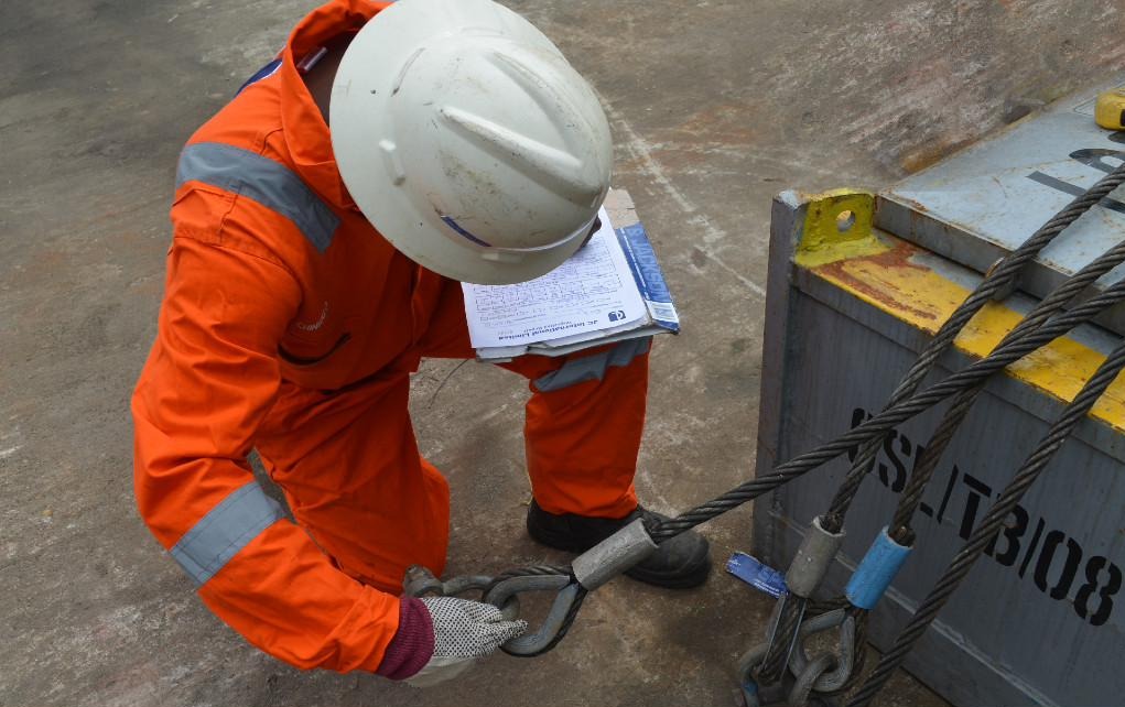 Cargo carrying unit rigging inspection